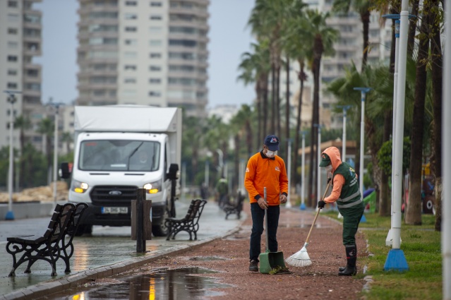 Mersin'de sağanak ve fırtınanın zarar verdiği bölgelerde hasar tespiti yapılıyor 4