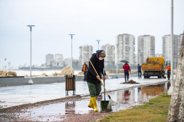 Mersin'de sağanak ve fırtınanın zarar verdiği bölgelerde hasar tespiti yapılıyor 3