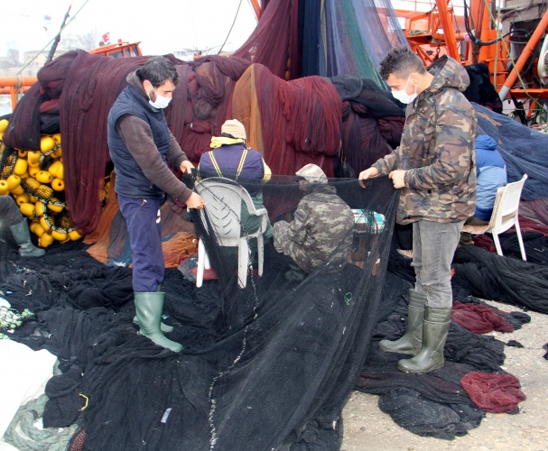 Karadeniz'de balıkçılar ağları "hamsi" için onarıyor 8