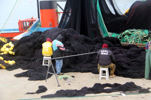 Karadeniz'de balıkçılar ağları "hamsi" için onarıyor 12