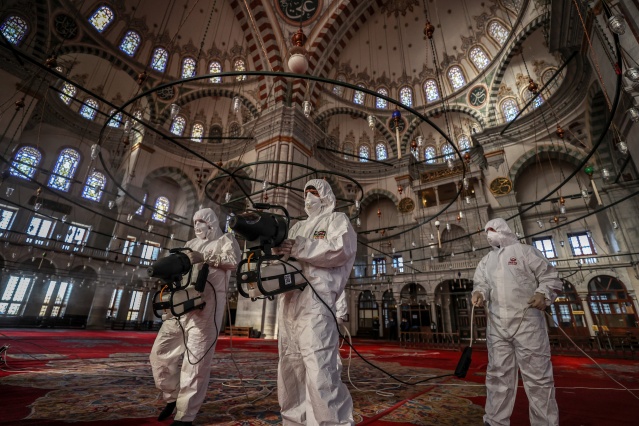 Fatih'teki camiler dezenfekte ediliyor 24