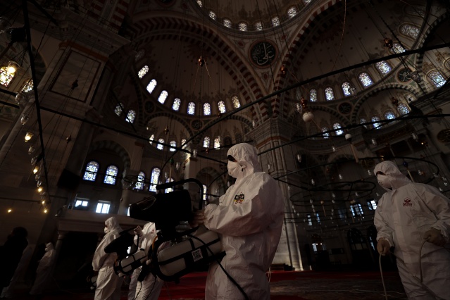 Fatih'teki camiler dezenfekte ediliyor 13