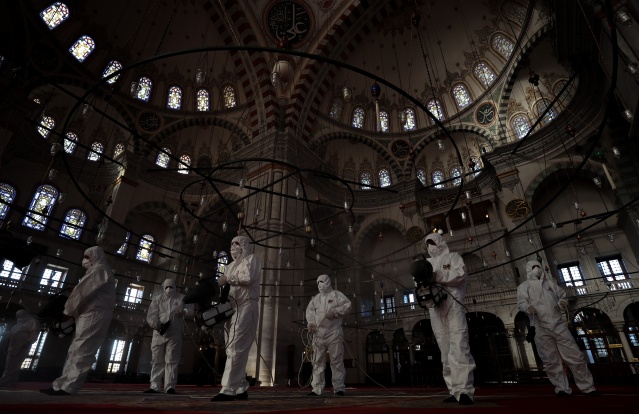 Fatih'teki camiler dezenfekte ediliyor 14