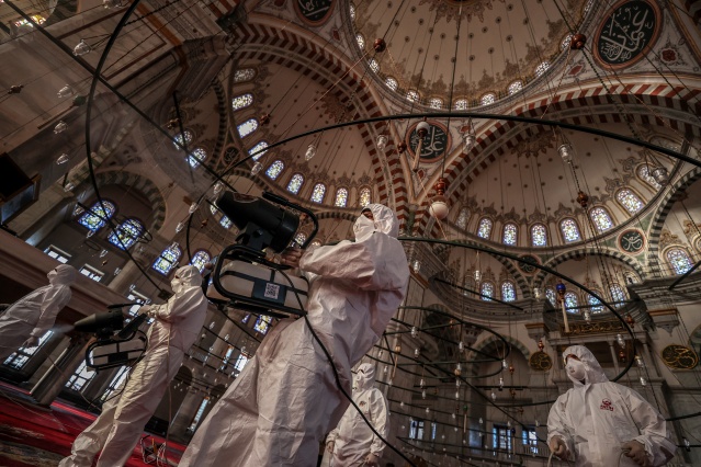 Fatih'teki camiler dezenfekte ediliyor 25