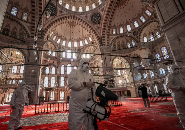 Fatih'teki camiler dezenfekte ediliyor 26