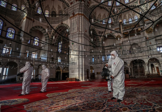 Fatih'teki camiler dezenfekte ediliyor 19