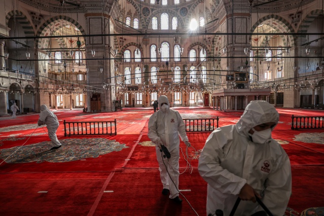 Fatih'teki camiler dezenfekte ediliyor 29