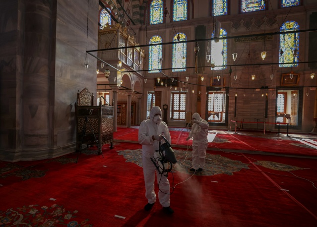 Fatih'teki camiler dezenfekte ediliyor 17