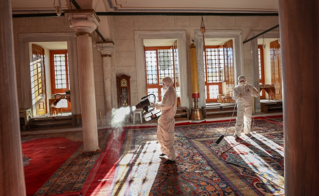 Fatih'teki camiler dezenfekte ediliyor 18