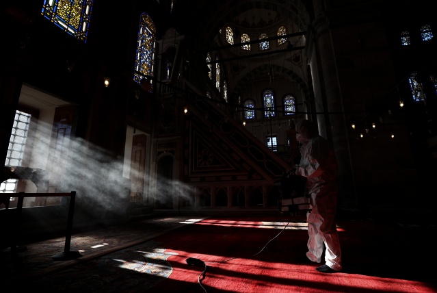 Fatih'teki camiler dezenfekte ediliyor 5