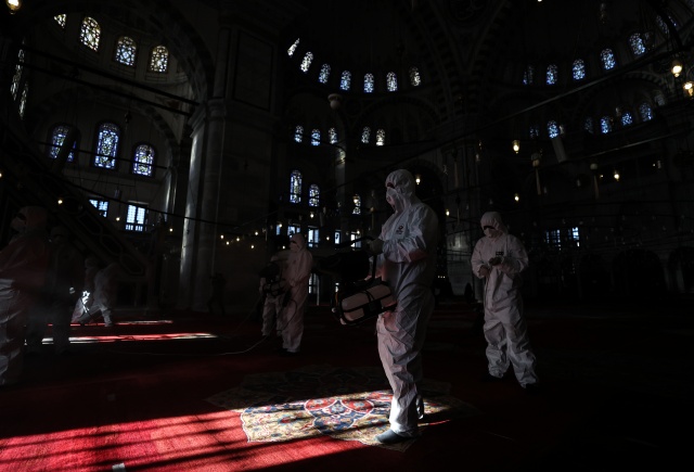 Fatih'teki camiler dezenfekte ediliyor 6
