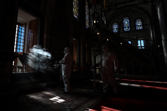 Fatih'teki camiler dezenfekte ediliyor 1