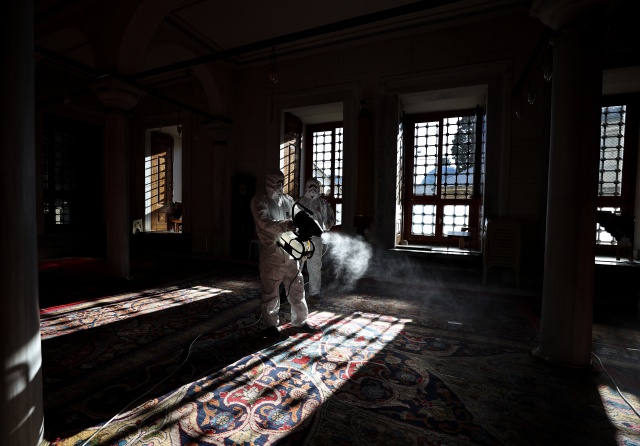 Fatih'teki camiler dezenfekte ediliyor 16