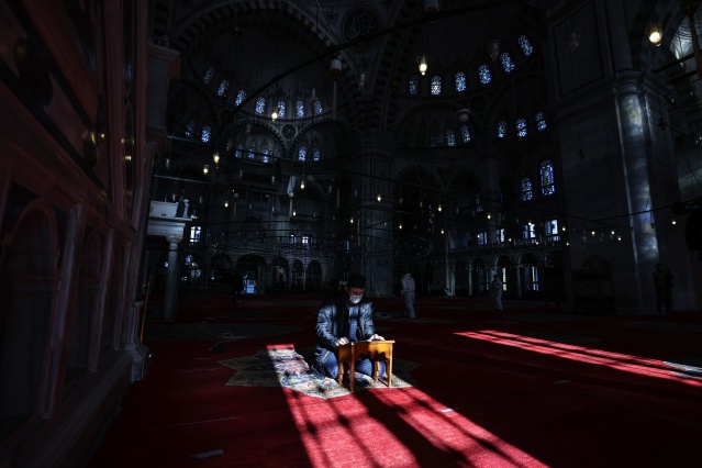 Fatih'teki camiler dezenfekte ediliyor 4