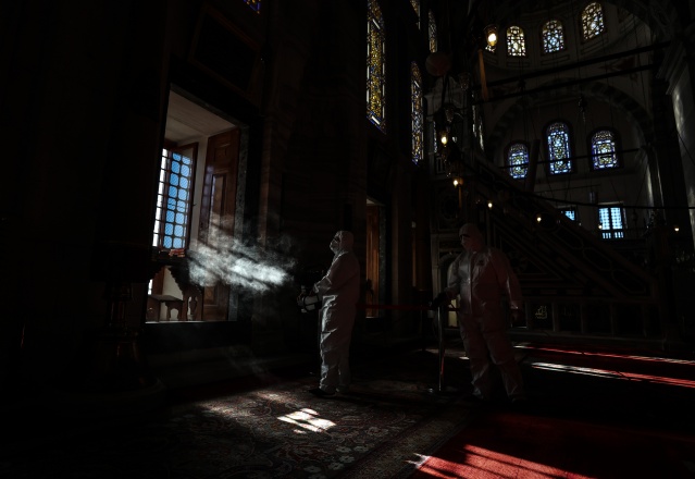 Fatih'teki camiler dezenfekte ediliyor 3