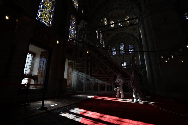 Fatih'teki camiler dezenfekte ediliyor 21
