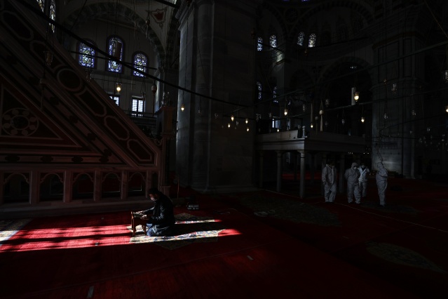 Fatih'teki camiler dezenfekte ediliyor 9