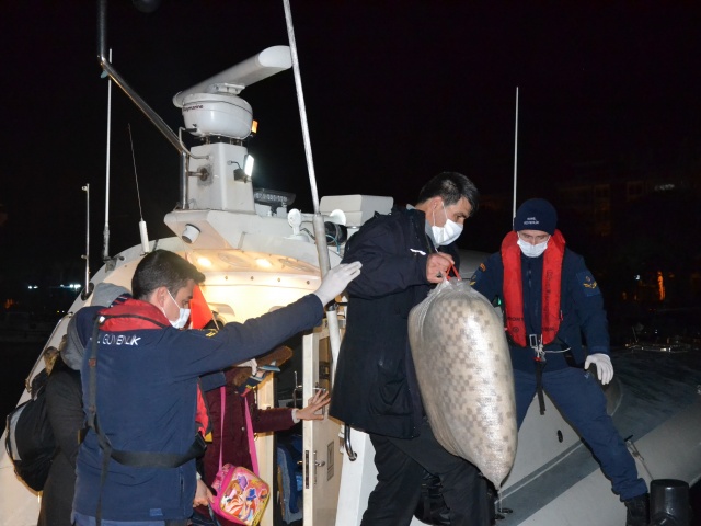 İzmir'de 123 sığınmacı kurtarıldı 8
