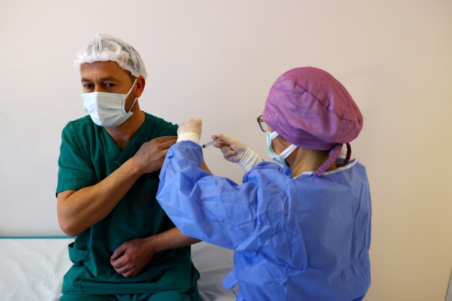 CoronaVac aşısının ikinci dozu yapılmaya başlandı 7