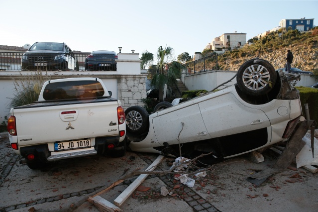 İzmir'de hortumun verdiği hasar gün aydınlanınca ortaya çıktı 4