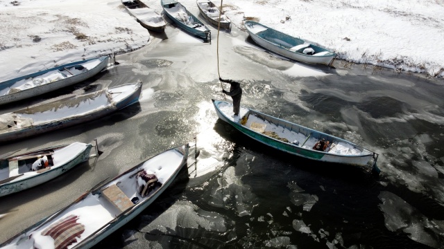 Türkiye'nin en büyük tatlı su gölü buz tuttu 11