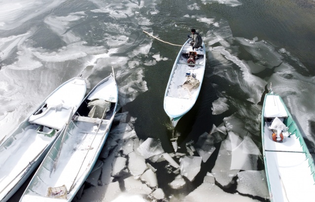 Türkiye'nin en büyük tatlı su gölü buz tuttu 4