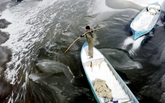 Türkiye'nin en büyük tatlı su gölü buz tuttu 12
