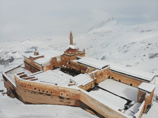 Tarihi İshak Paşa Sarayı kar birikintilerinden temizleniyor 5