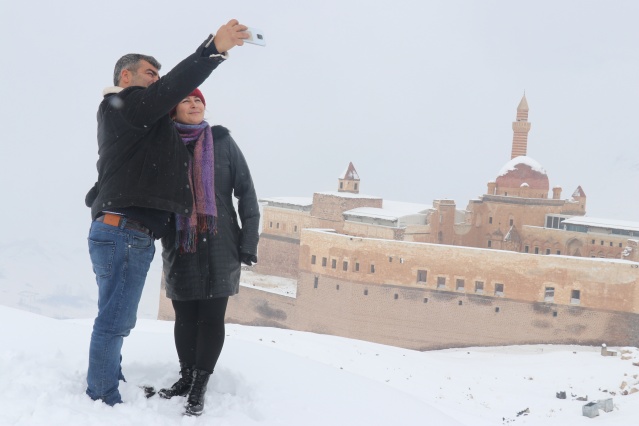 Tarihi İshak Paşa Sarayı kar birikintilerinden temizleniyor 14