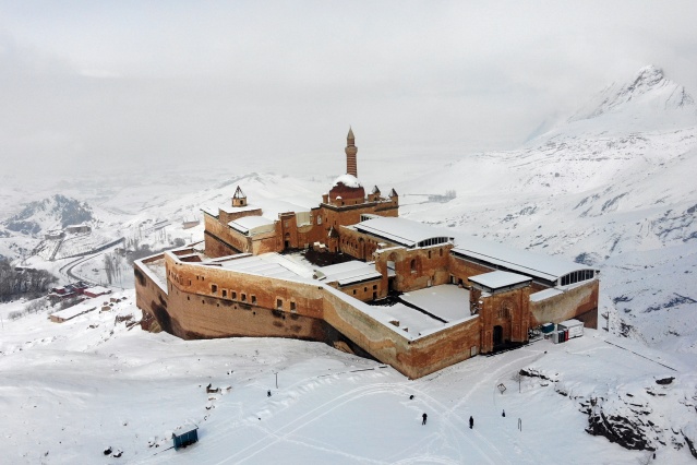 Tarihi İshak Paşa Sarayı kar birikintilerinden temizleniyor 3