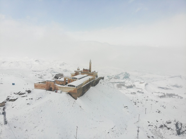 Tarihi İshak Paşa Sarayı kar birikintilerinden temizleniyor 1