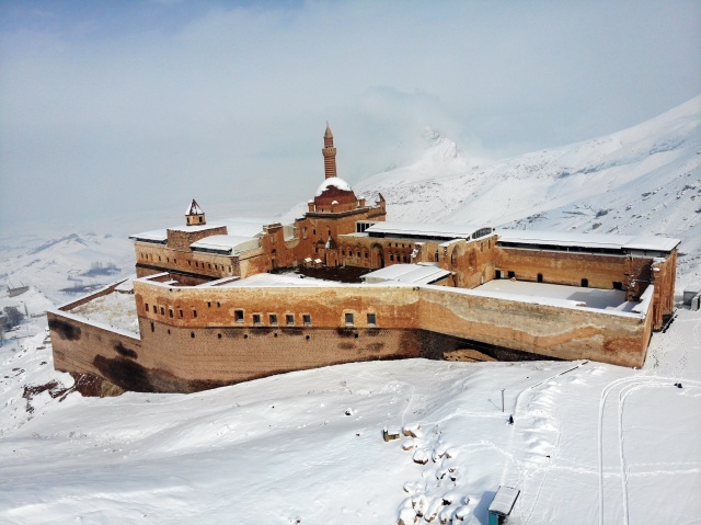 Tarihi İshak Paşa Sarayı kar birikintilerinden temizleniyor 9