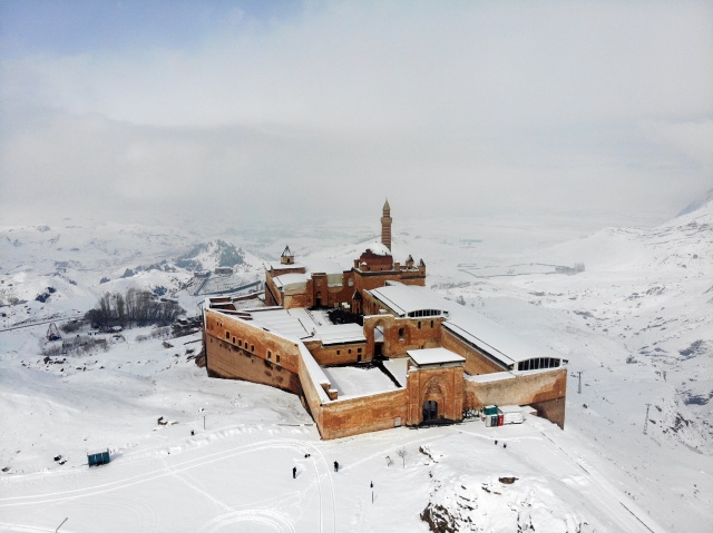 Tarihi İshak Paşa Sarayı kar birikintilerinden temizleniyor 8