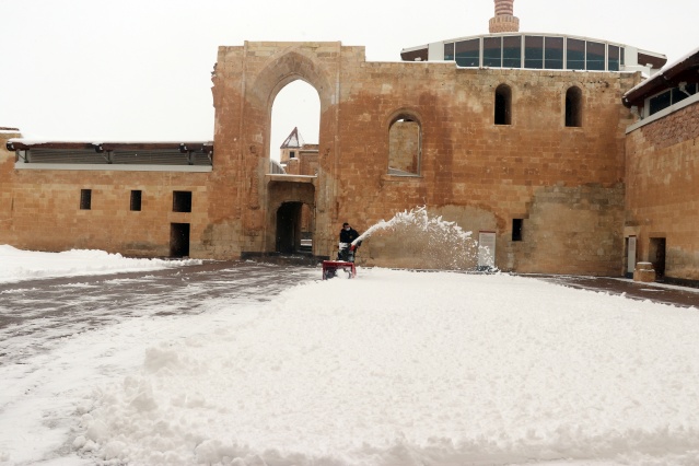 Tarihi İshak Paşa Sarayı kar birikintilerinden temizleniyor 15