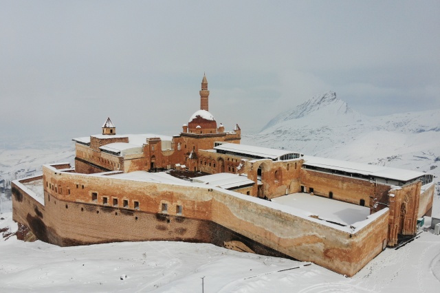 Tarihi İshak Paşa Sarayı kar birikintilerinden temizleniyor 4