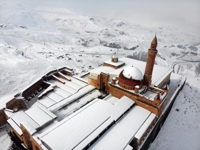 Tarihi İshak Paşa Sarayı kar birikintilerinden temizleniyor 7