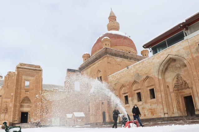 Tarihi İshak Paşa Sarayı kar birikintilerinden temizleniyor 16
