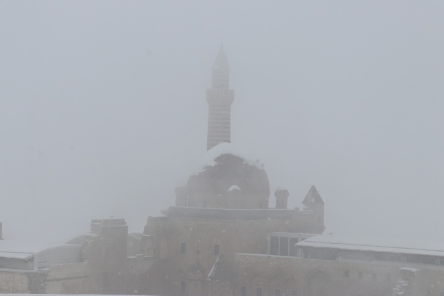 Tarihi İshak Paşa Sarayı kar birikintilerinden temizleniyor 11