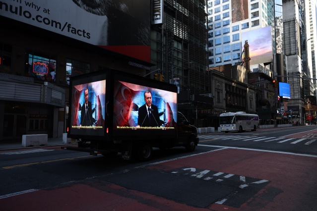 'Stop Erdogan' reklamına karşılık Times Meydanı'nda 15 Temmuz'u anlatan dijital ekranlı kamyonet 4