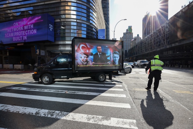 'Stop Erdogan' reklamına karşılık Times Meydanı'nda 15 Temmuz'u anlatan dijital ekranlı kamyonet 8