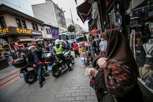 Atlı polis birlikleri kadınlara karanfil dağıttı 7
