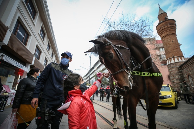 Atlı polis birlikleri kadınlara karanfil dağıttı 4