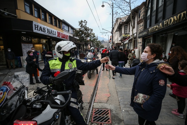 Atlı polis birlikleri kadınlara karanfil dağıttı 6