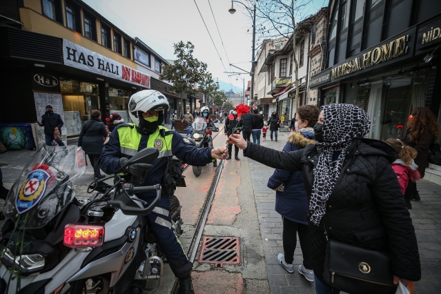 Atlı polis birlikleri kadınlara karanfil dağıttı 10