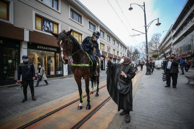 Atlı polis birlikleri kadınlara karanfil dağıttı 12