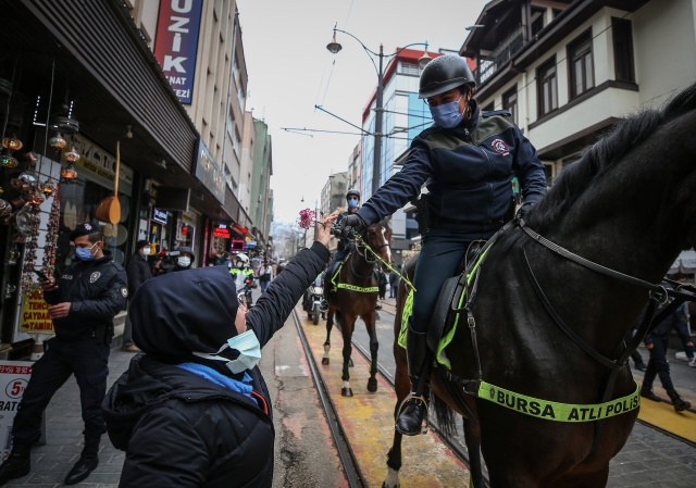 Atlı polis birlikleri kadınlara karanfil dağıttı 1