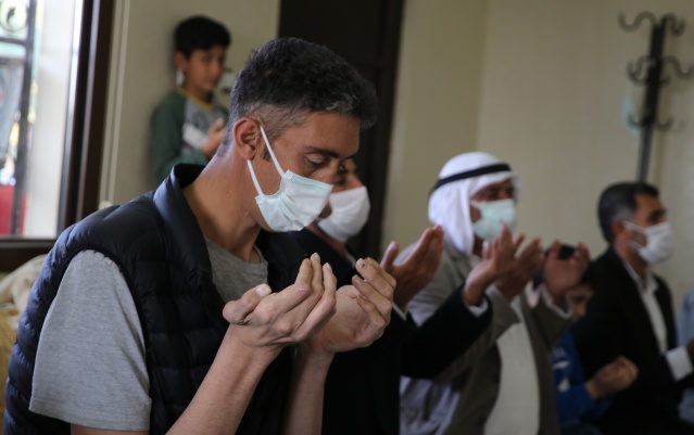 Dev adama boyuna uygun seccade,  tespih ve Kur’an-ı Kerim 2