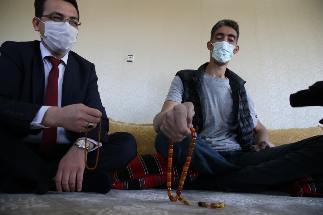 Dev adama boyuna uygun seccade,  tespih ve Kur’an-ı Kerim 5