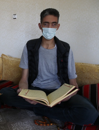 Dev adama boyuna uygun seccade,  tespih ve Kur’an-ı Kerim 3