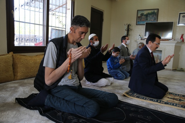 Dev adama boyuna uygun seccade,  tespih ve Kur’an-ı Kerim 10